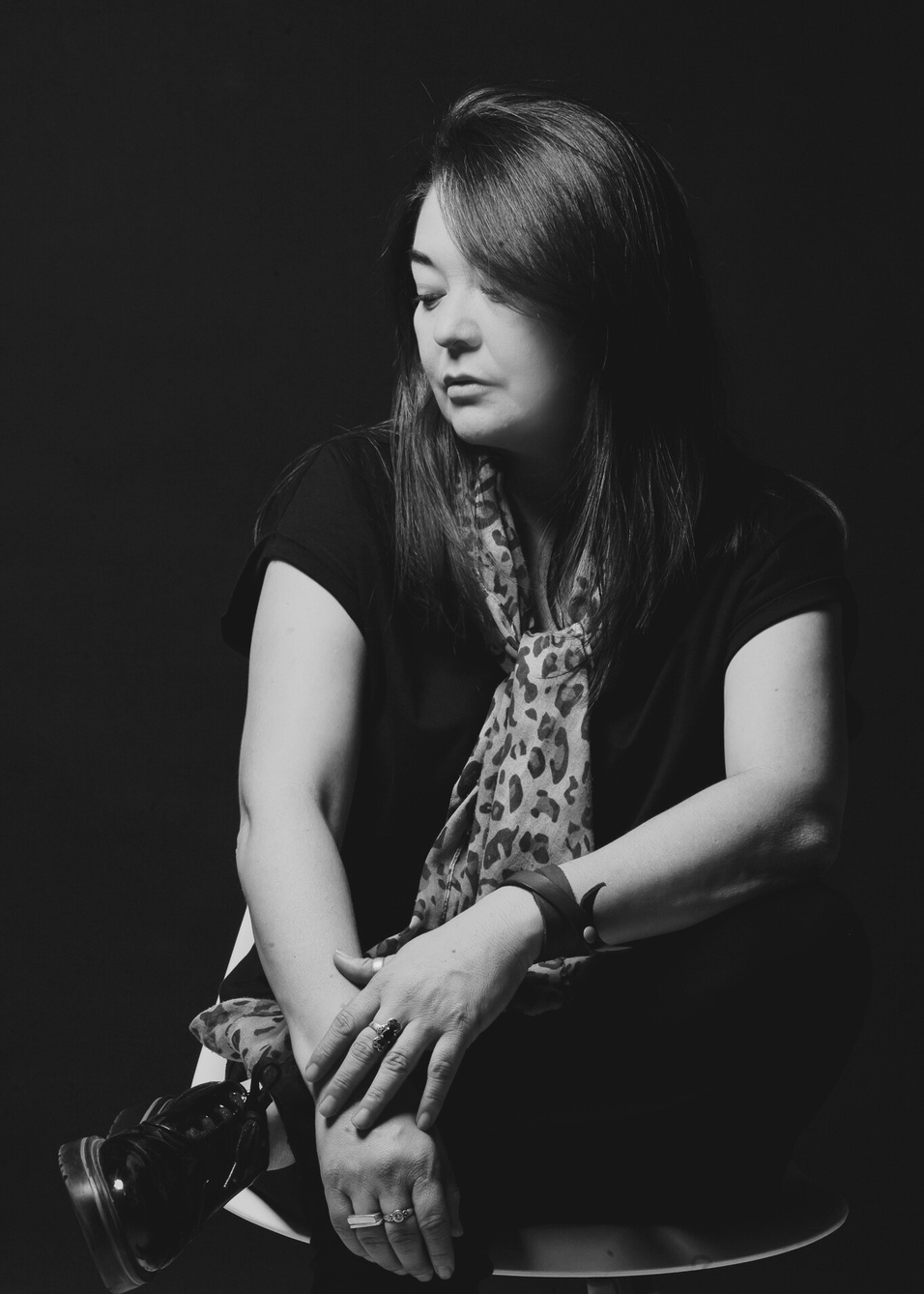 Retrato en blanco y negro de Elena Orozco con su cámara