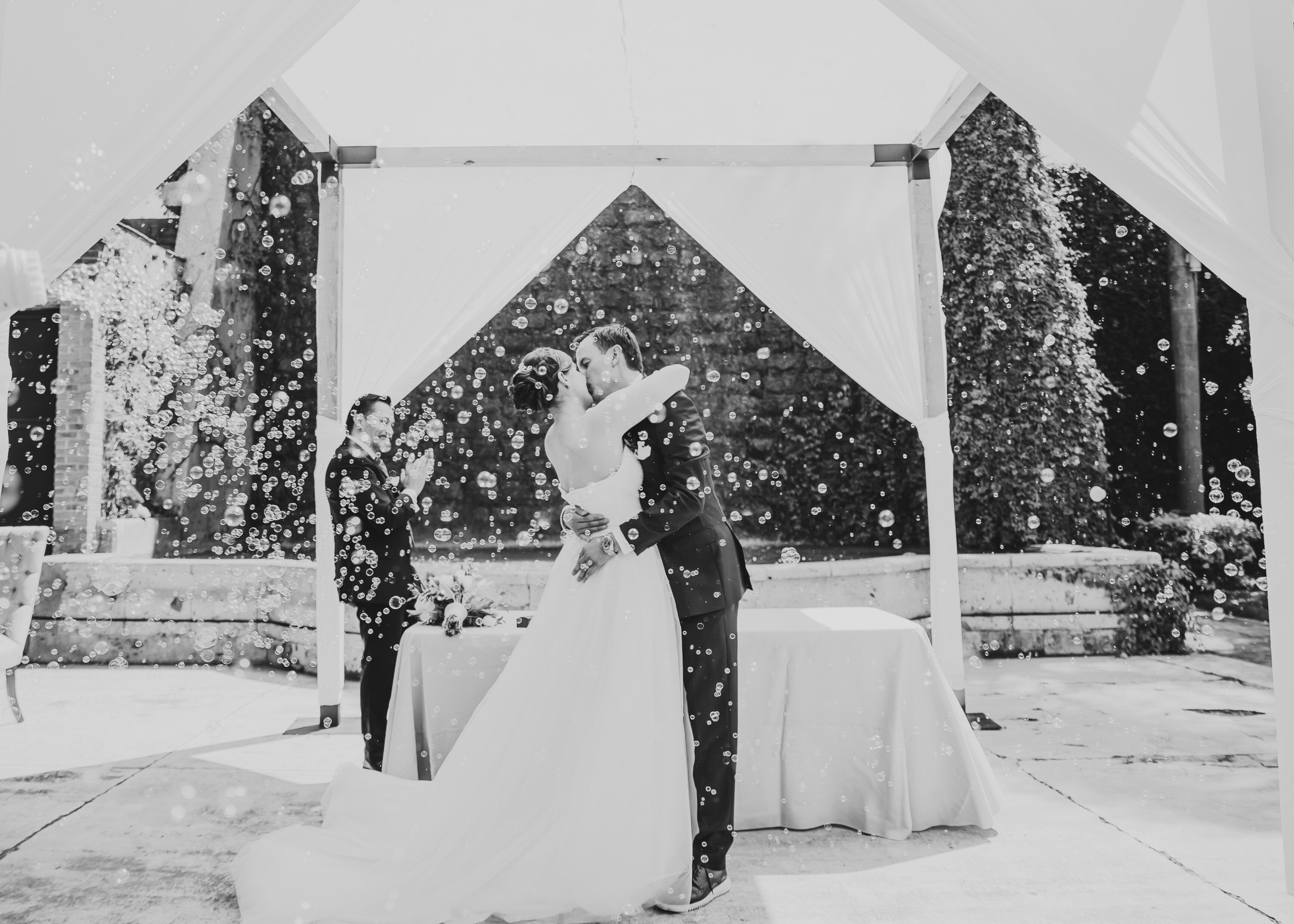 Pareja celebrando durante su boda