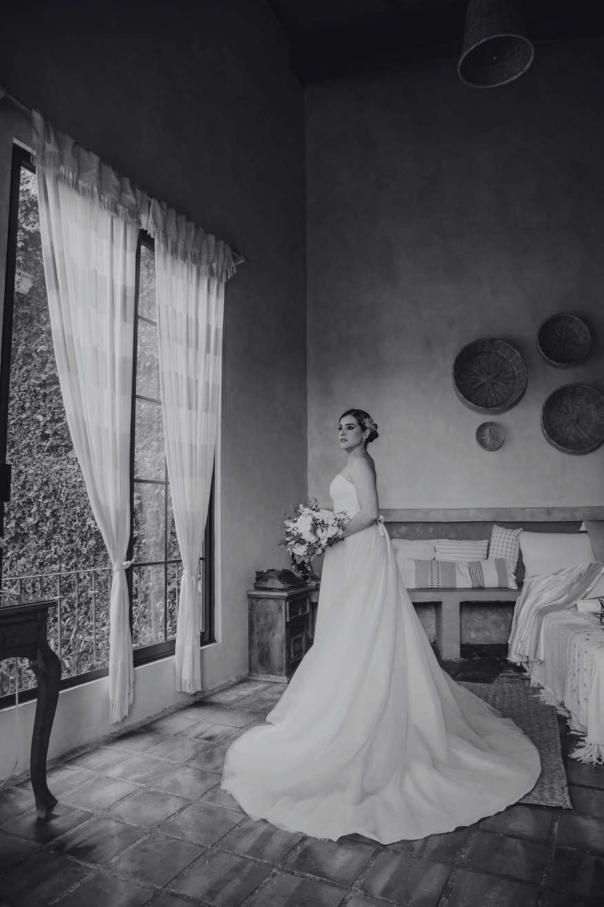 Novia junto a una ventana