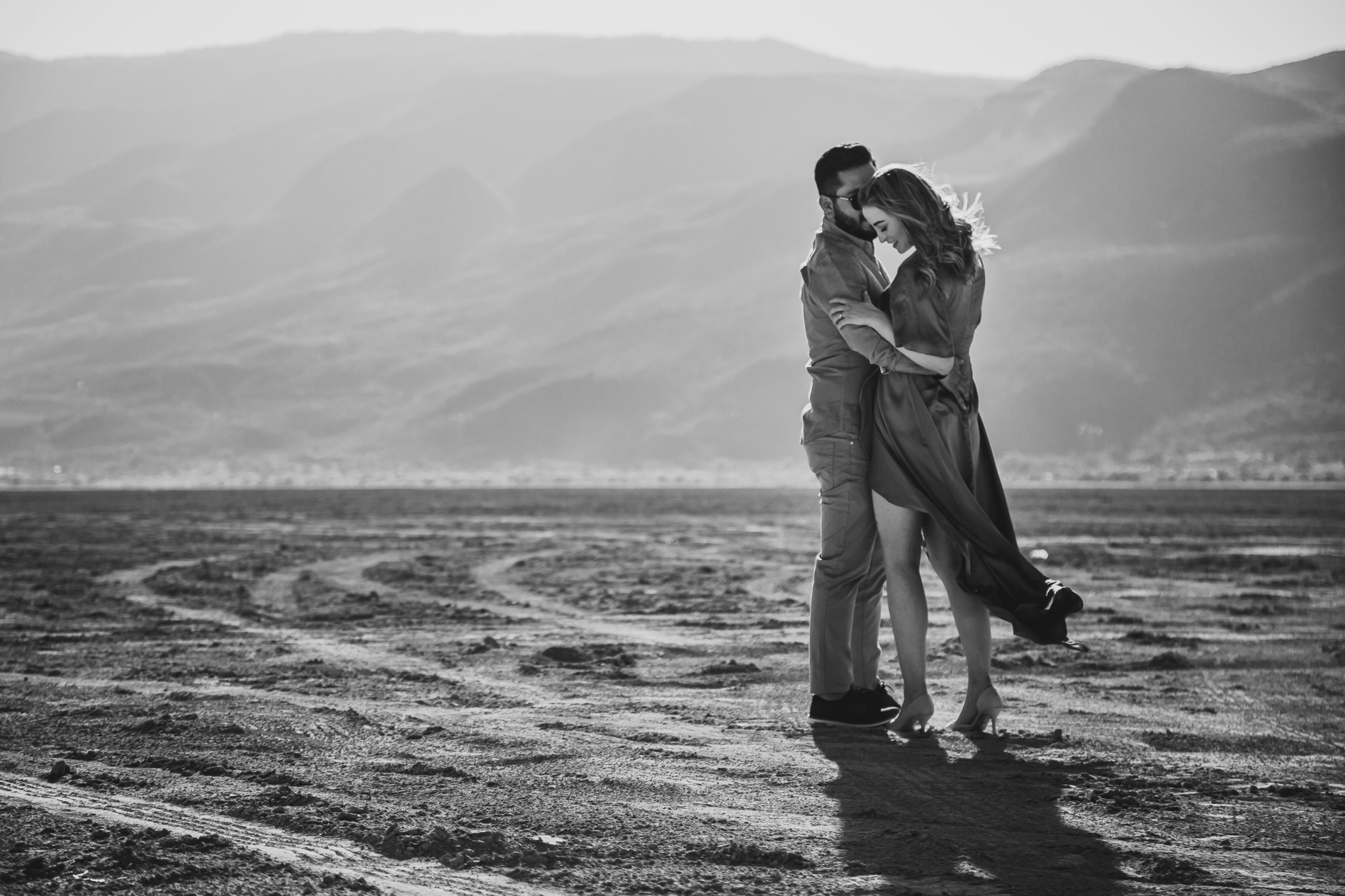 Pareja abrazándose frente a las montañas
