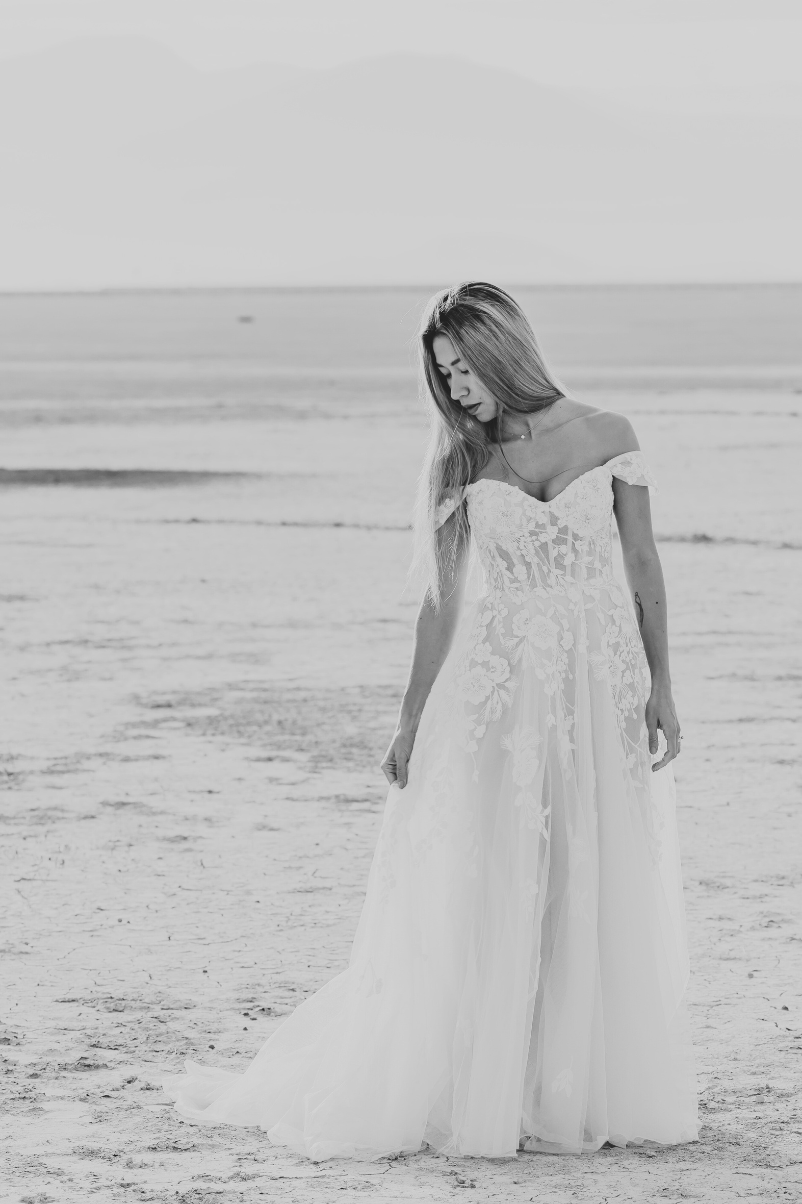 Novia caminando en la playa