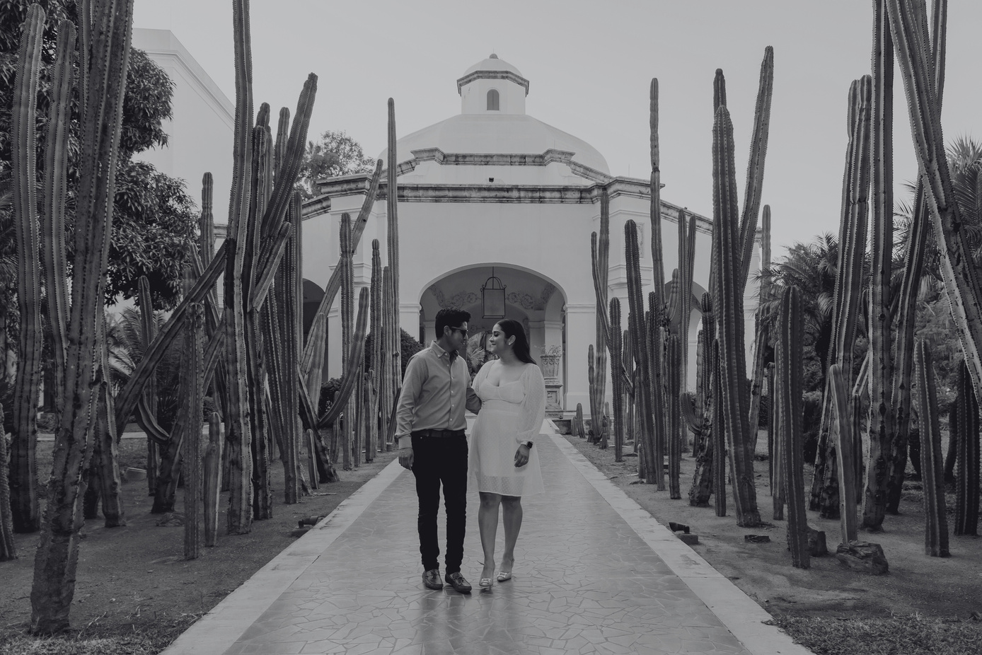Pareja caminando hacia una capilla